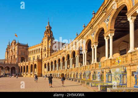 Geflieste Nische, die jeweils eine andere Provinz Spaniens entlang der Mauern der Plaza de Espana, Sevilla, Provinz Sevilla, Andalusien Autonome Gemeinschaft repräsentieren Stockfoto