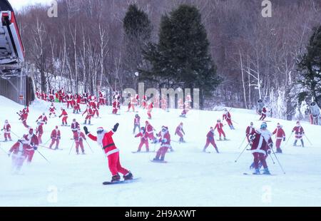 Bethel, Maine, USA: Am 5. Dezember 2021 nehmen Skifahrer, die als Weihnachtsmann verkleidet sind, an der Wohltätigkeitsorganisation Santa Sunday im Skigebiet Sunday River Teil. Quelle: Keiko Hiromi/AFLO/Alamy Live News Stockfoto