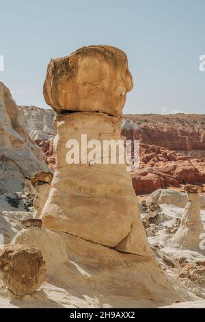 Grand Staircase-Escalante National monumen, Utah. Toadstools, eine erstaunlich ausgewogene Felsformation, die wie Pilze aussehen. Wandern in der Wüste, verzaubern Stockfoto