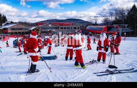 Bethel, Maine, USA: Am 5. Dezember 2021 nehmen Skifahrer, die als Weihnachtsmann verkleidet sind, an der Wohltätigkeitsorganisation Santa Sunday im Skigebiet Sunday River Teil. Quelle: Keiko Hiromi/AFLO/Alamy Live News Stockfoto