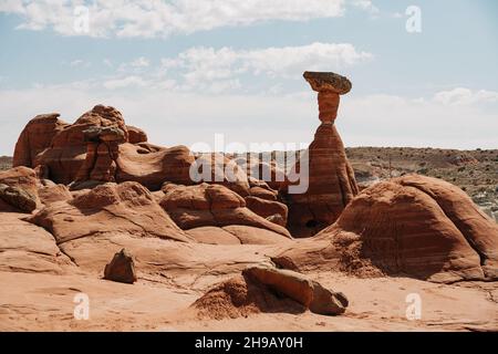 Grand Staircase-Escalante National monumen, Utah. Toadstools, eine erstaunlich ausgewogene Felsformation, die wie Pilze aussehen. Wandern in der Wüste, verzaubern Stockfoto