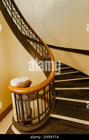 Große Wendeltreppe im Pacific County Courthouse, South Bend, Washington State, USA Stockfoto