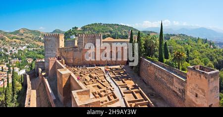 Platz der Waffen, der ursprüngliche Eingang zur Alcazaba, Festung der Alhambra, Granada, Provinz Granada, Autonome Gemeinschaft Andalusien, Spanien Stockfoto