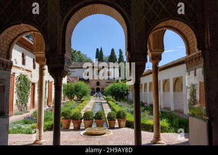 Palacio de Generalife und Patio de la Azequia in Alhambra, Granada, Provinz Granada, Autonome Gemeinschaft Andalusien, Spanien Stockfoto