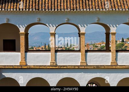 Blick vom Bogenfenster des Palacio de Generalife in der Alhambra, Granada, Provinz Granada, Autonome Gemeinschaft Andalusien, Spanien Stockfoto