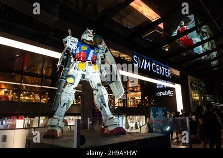 Bangkok, Thailand -28. November 2021: Mobiler Anzug Gundam RX-78-2 von Japanese Animation vor dem Siam Center. Stockfoto