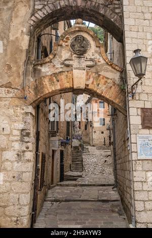 Mittelalterlicher Bogen in der Altstadt von Kotor, Montenegro Stockfoto