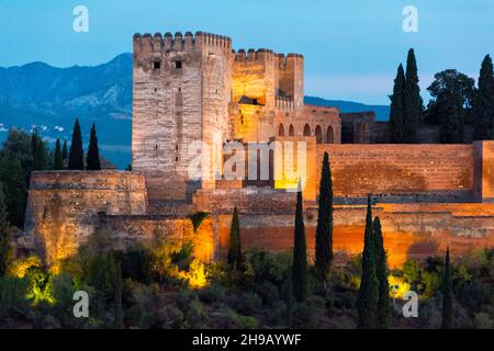 Palast und Festungsanlage der Alhambra in der Abenddämmerung, Granada, Provinz Granada, Autonome Gemeinschaft Andalusien, Spanien Stockfoto