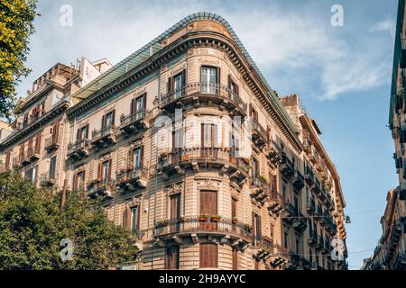 Fassade des schönen historischen Gebäudes in Palermo, Sizilien Stockfoto