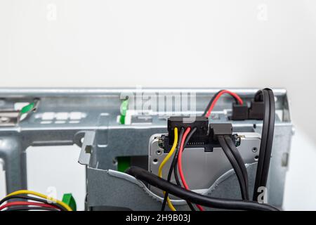 Geschlossene Ansicht des SSD-Festplattenlaufwerks mit Anschlüssen im Inneren des Business-Desktop-PCs Stockfoto