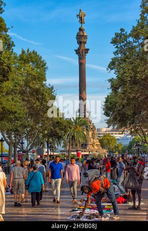 La Rambla, die berühmteste Fußgängerzone, und Kolumbus-Denkmal am Ende, Barcelona, Provinz Barcelona, Autonome Gemeinschaft Katalonien, Spanien Stockfoto