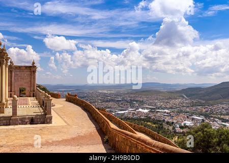 Zacatecas, Mexiko-17 September, 2021: Zacatecas, Scenic Mausoleum of Illustrious Men Aussichtspunkt mit Panoramablick auf Zacatecas historischen Stadtzentrum. Stockfoto