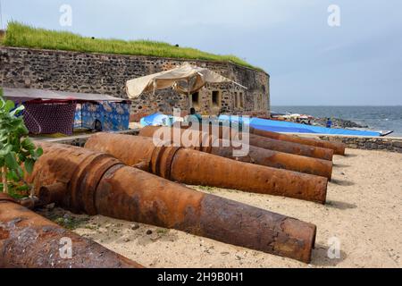 Kanone und Schloss auf der Goree-Insel, UNESCO-Weltkulturerbe, Dakar, Senegal Stockfoto