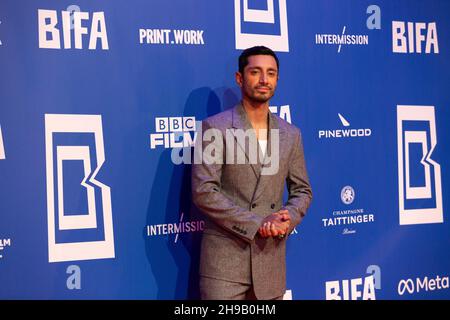 London, Großbritannien. 05th Dez 2021. RIZ Ahmed nimmt an den British Independent Film Awards 24th im Old Billingsgate in London Teil. (Foto: Pietro Recchia/SOPA Images/Sipa USA) Quelle: SIPA USA/Alamy Live News Stockfoto