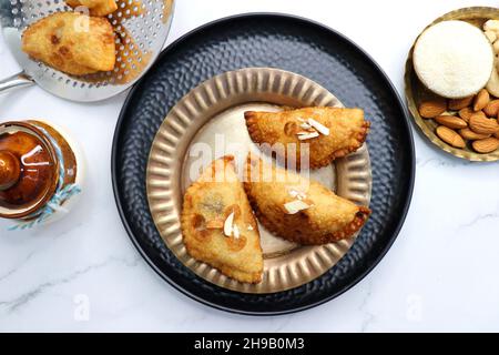 Indian Holi Festival Snack bekannt als Gujia oder Gujiya. Auch Karanji in Maharashtra genannt, meist während Diwali gegessen. Es ist ein frittiertes, süßes Gericht. Stockfoto