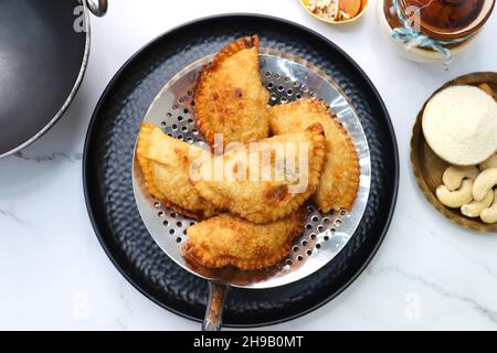 Indian Holi Festival Snack bekannt als Gujia oder Gujiya. Auch Karanji in Maharashtra genannt, meist während Diwali gegessen. Es ist ein frittiertes, süßes Gericht. Stockfoto