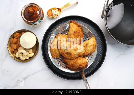 Indian Holi Festival Snack bekannt als Gujia oder Gujiya. Auch Karanji in Maharashtra genannt, meist während Diwali gegessen. Es ist ein frittiertes, süßes Gericht. Stockfoto