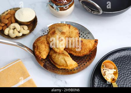 Indian Holi Festival Snack bekannt als Gujia oder Gujiya. Auch Karanji in Maharashtra genannt, meist während Diwali gegessen. Es ist ein frittiertes, süßes Gericht. Stockfoto