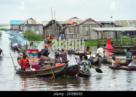 Boote auf dem Nokoue-See für den Markt am frühen Morgen, Ganvie, Benin Stockfoto