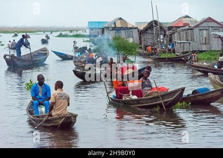 Boote auf dem Nokoue-See für den Markt am frühen Morgen, Ganvie, Benin Stockfoto