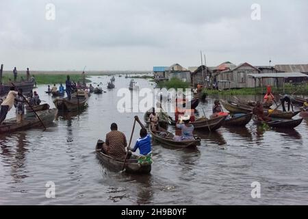 Boote auf dem Nokoue-See für den Markt am frühen Morgen, Ganvie, Benin Stockfoto