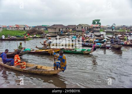 Boote auf dem Nokoue-See für den Markt am frühen Morgen, Ganvie, Benin Stockfoto