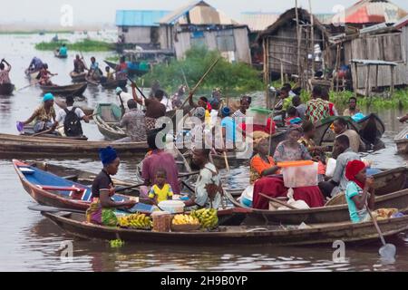 Boote auf dem Nokoue-See für den Markt am frühen Morgen, Ganvie, Benin Stockfoto