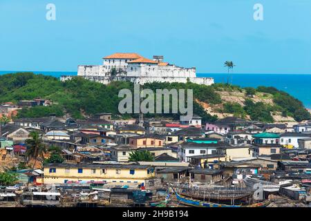 Fort Coenraadsburg (Fort Sao Tiago da Mina), eine kleine portugiesische Kapelle, mit Blick auf die Stadt Elmina, Zentralregion, Ghana Stockfoto