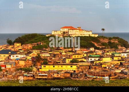 Blick auf die Burg von Elmina (St. George's Castle/Fort Saint Jorge) an der Küste mit Blick auf die Stadt Elmina, UNESCO-Weltkulturerbe, Elmina, Stockfoto