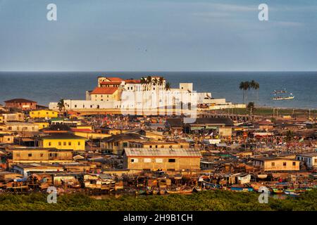 Blick auf die Burg von Elmina (St. George's Castle/Fort Saint Jorge) an der Küste mit Blick auf die Stadt Elmina, UNESCO-Weltkulturerbe, Elmina, Stockfoto