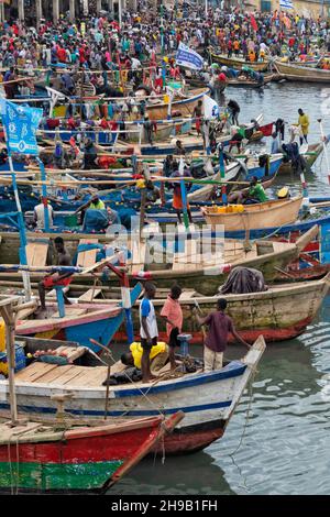 Bunte Fischerboote im Hafen, Elmina, Zentralregion, Ghana Stockfoto