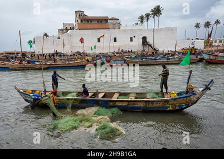 Elmina Castle (Saint George's Castle/Fort Saint Jorge), UNESCO-Weltkulturerbe, mit Fischerbooten im Hafen, Elmina, Central Region, Ghana Stockfoto