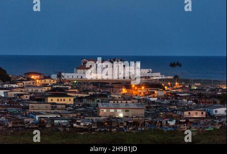 Nachtansicht der Burg Elmina (St. George's Castle/Fort Saint Jorge) an der Küste mit Blick auf die Stadt Elmina, UNESCO-Weltkulturerbe, Elmina, Stockfoto