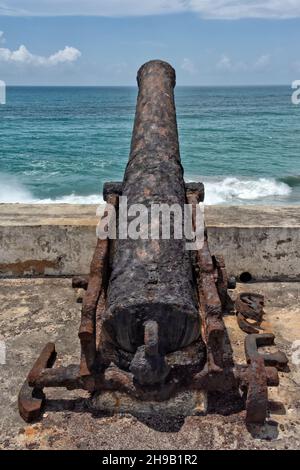 Kanonen an der Wand in Cape Coast Castle, UNESCO-Weltkulturerbe, Cape Coast, Zentralregion, Ghana Stockfoto