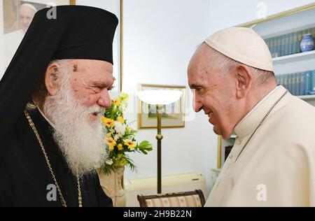 Papst Franziskus trifft am 5 zweiten Tag seiner dreitägigen Griechenland-Reise den Primas der autokephalen orthodoxen Kirche Griechenlands, Erzbischof Ieronymos II. Von Athen, bei der Apostolischen Nuntiatur in Athen, Griechenland 2021. Foto von Vatican Media/ABACAPRESS.COM Stockfoto