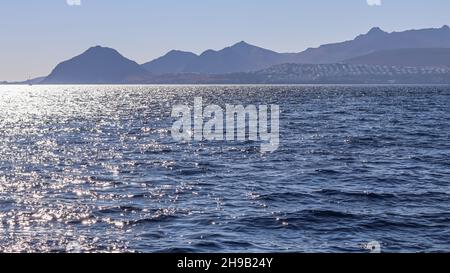 Blaues Meer, das in der Sonne funkelt. Schöne Küste mit Inseln, Bergen und Yachten. Sommerferien Konzept Stockfoto