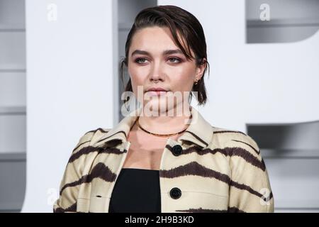 New York City, Usa. 05th Dez 2021. MANHATTAN, NEW YORK CITY, NEW YORK, USA - 05. DEZEMBER: Die Schauspielerin Florence Pugh in einem Outfit von Valentino kommt bei der Weltpremiere von Netflix's "Don't Look Up", die am 5. Dezember 2021 im Jazz im Lincoln Center in Manhattan, New York City, New York, USA, stattfand. (Foto: Jordan Hinton/Image Press Agency/Sipa USA) Quelle: SIPA USA/Alamy Live News Stockfoto