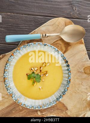 Cremige Kürbissuppe mit Kräutern und Kürbiskernen. Französisches Gourmetessen Stockfoto