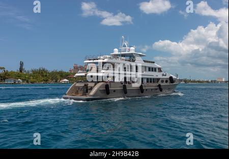 Nassau, Bahamas - 14. Mai 2019: Luxusyacht Loon segelt im Hafen von Nassau. Einige Crew-Mitglieder auf offenen Decks. Türkisfarbenes Wasser im Vordergrund. Sh Stockfoto