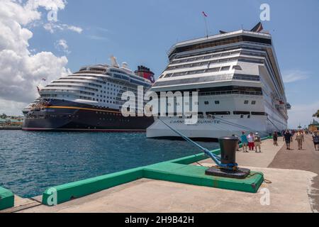 Nassau, Bahamas - 14. Mai 2019: Das Carnival Sunrise-Schiff dockte an der Prince George Wharf an. Pier mit Anlegeplatz im Vordergrund. Blauer, wolkig Stockfoto