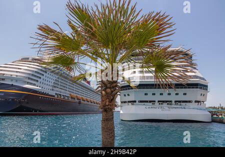 Nassau, Bahamas - 14. Mai 2019: Disney Dream und Carnival die Sunrise-Schiffe dockten an der Prince George Wharf an. Palmen und türkisfarbenes Wasser im for Stockfoto