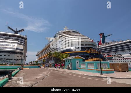 Nassau, Bahamas - 14. Mai 2019: Das Disney Dream-Schiff dockte an der Prince George Wharf an, wobei zwei Schiffe der Carnival Cruise Line auf beiden Seiten anfuhren. Pier im Stockfoto