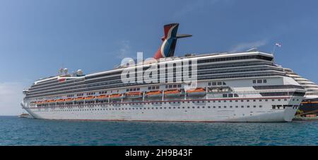 Nassau, Bahamas - 14. Mai 2019: Wunderschöne Panoramaaufnahme des Carnival Liberty-Kreuzfahrtschiffs, das an der Prince George Wharf angedockt ist. Blauer, klarer Himmel im Hintergrund Stockfoto