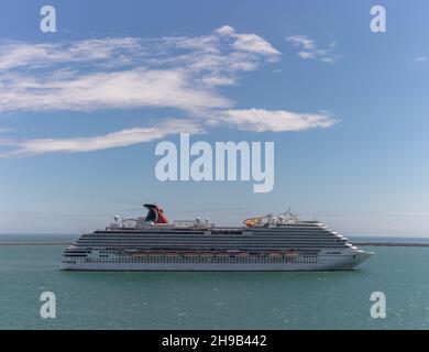 Portland, Vereinigtes Königreich - 2. Juli 2020: Wunderschöne Aufnahme von Carnival Breeze im Hafen vor Anker. Blauer, wolkig Himmel im Hintergrund. Stockfoto