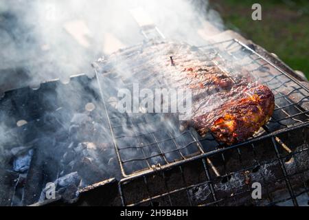 Ein Grill Rippchen auf dem Grill am Sommertag Stockfoto