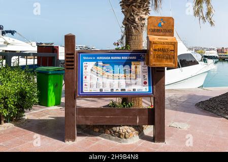 Hurghada, Ägypten - 31. Mai 2021: Übersichtskarte, Marina Boulevard, New Marina, Yachthafen in Hurghada, Ägypten. Stockfoto