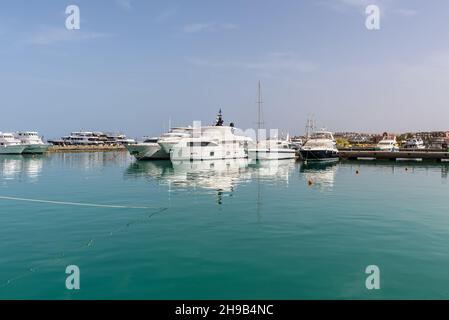 Hurghada, Ägypten - 31. Mai 2021: Yachten und Touristenboote in der Hurghada Marina in Hurghada, beliebter Badeort an der ägyptischen Küste des Roten Meeres. Stockfoto
