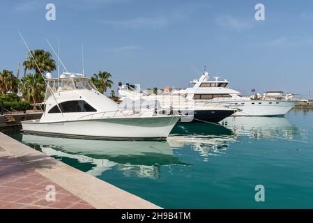 Hurghada, Ägypten - 31. Mai 2021: Yachten und Touristenboote in der Hurghada Marina in Hurghada, beliebter Badeort an der ägyptischen Küste des Roten Meeres. Stockfoto