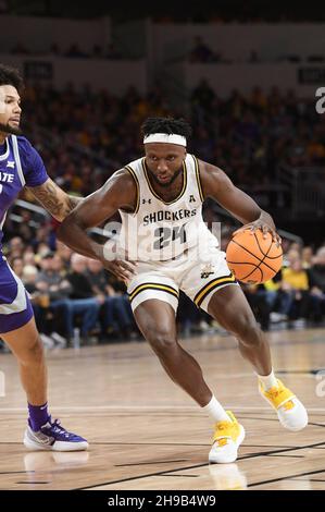 Wichita, Kansas, USA. 05th Dez 2021. 1 Wichita State Shockers Forward Morris Udeze (24) fährt während des NCAA Basketball-Spiels zwischen den Kansas State Wildcats und den Wichita State Shockers in der Intrust Bank Arena in Wichita, Kansas, zum Korb. Kendall Shaw/CSM/Alamy Live News Stockfoto