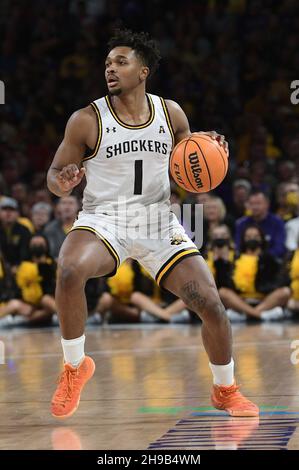 Wichita, Kansas, USA. 05th Dez 2021. Wichita State Shocker Guard Tyson Etienne (1) spielt den Ball während des NCAA Basketball Spiels zwischen den Kansas State Wildcats und den Wichita State Shockers in der Intrust Bank Arena in Wichita, Kansas. Kendall Shaw/CSM/Alamy Live News Stockfoto